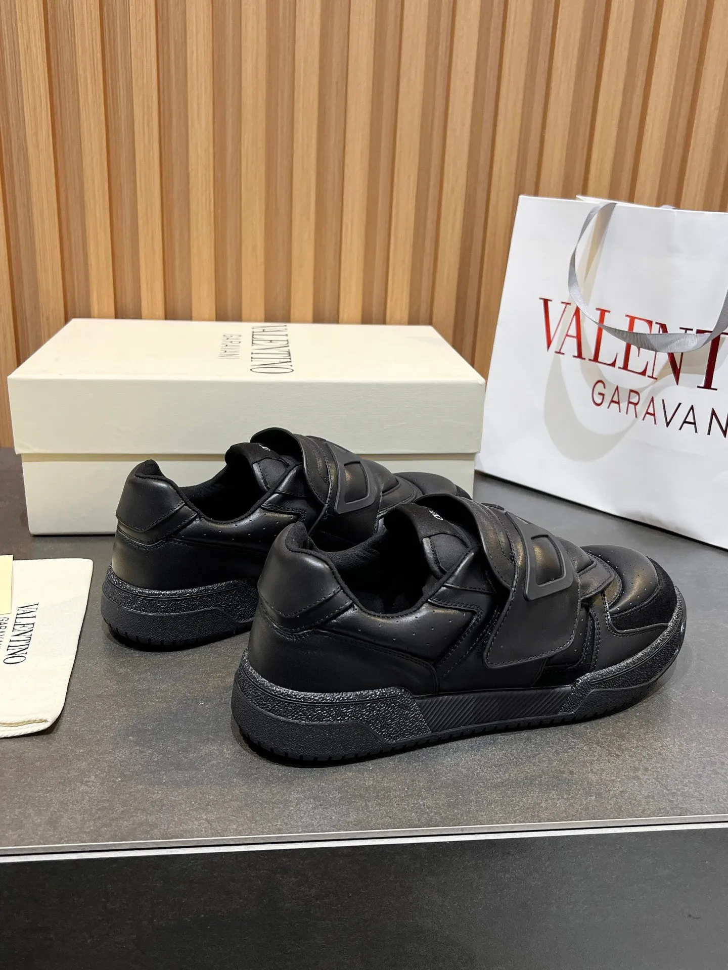 Men's men's shoes 💰760 VLTN Valentin 𝑶𝒏𝒆𝑺𝒕𝒖𝒅 Couple's sneaker series Valentino 2025 new couple's sneakers are on sale. The original ZP purchased and disassembled. Repeated pattern making and modification. The strength must be restored one to one! Top luxury masterpiece Velcro design Soft and comfortable imported calfskin 🧧brings excellent and elegant texture and excellent on-foot comfort Top purchasing version upper: imported calfskin surface/original oil edge craftsmanship Inner: water-dyed cowhide lining Outsole: original development 𝐓𝐏𝐔 two-color combination outsole Packaging: original configuration complete package Code number: 35-46 (45 46 customized)
